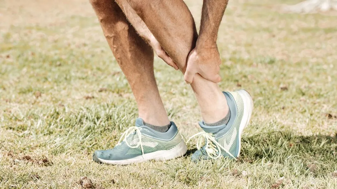 Gros plan sur les mollets d'un coureur, le muscle sollicité à chaque foulée