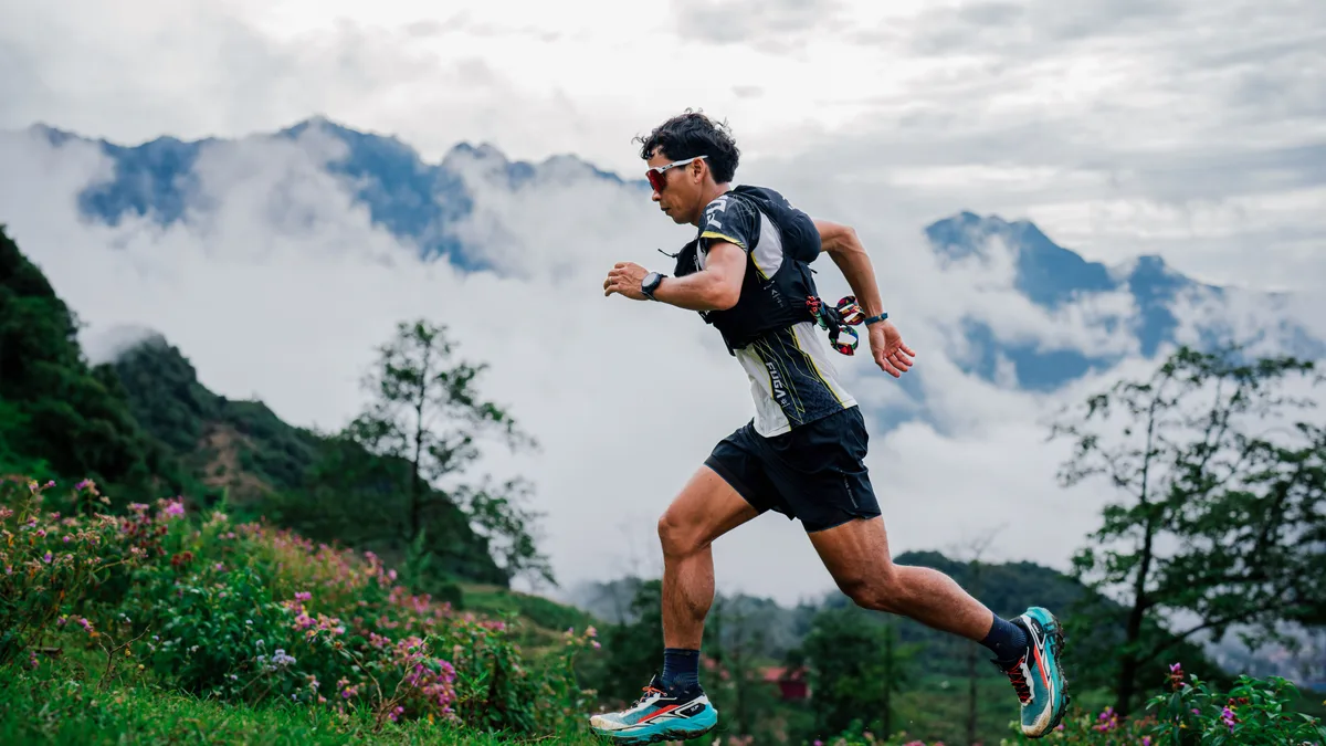 Coureur en trail sur une crête de montagne, renforcement des quadriceps